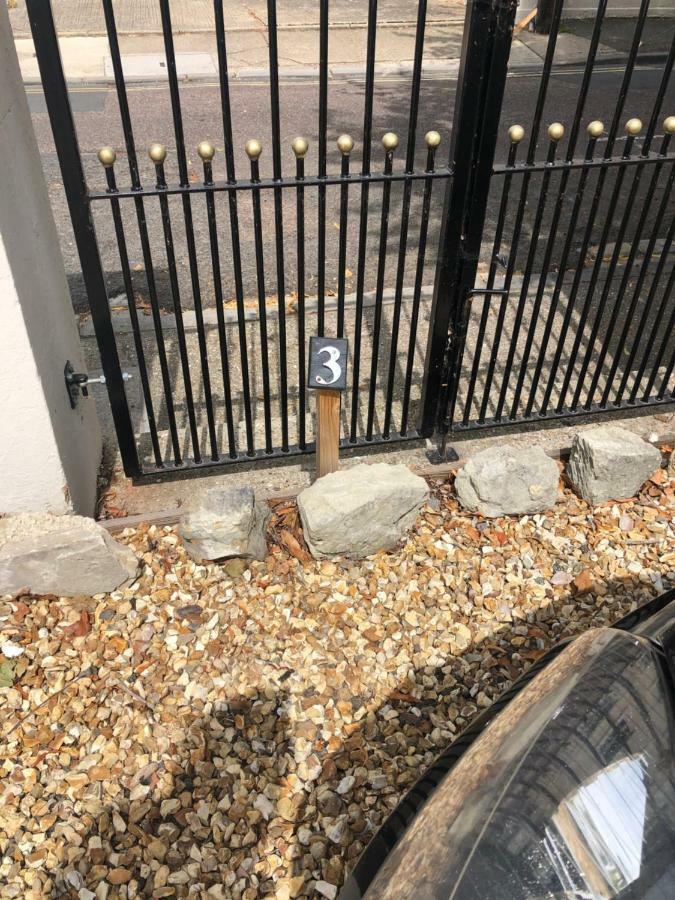 Wight On The Beach, Sleeps 4, Free Off Road Parking, Balcony With Sea Views Ryde (Isle of Wight) Exterior foto