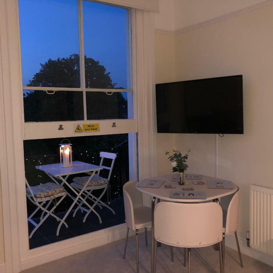 Wight On The Beach, Sleeps 4, Free Off Road Parking, Balcony With Sea Views Ryde (Isle of Wight) Exterior foto
